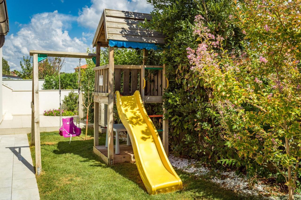 Villa Andrija Family Dream With Heated Pool At The Sea With Beautiful Garden, Outside Cinema And Kids Playground Fažana Buitenkant foto