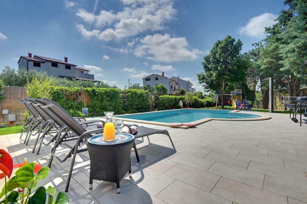 Villa Andrija Family Dream With Heated Pool At The Sea With Beautiful Garden, Outside Cinema And Kids Playground Fažana Buitenkant foto