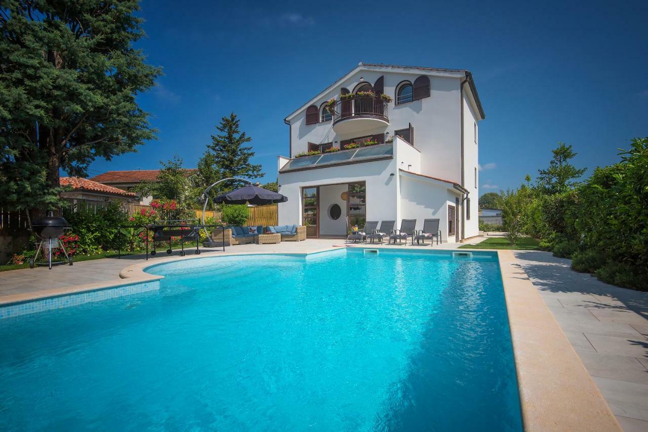 Villa Andrija Family Dream With Heated Pool At The Sea With Beautiful Garden, Outside Cinema And Kids Playground Fažana Buitenkant foto