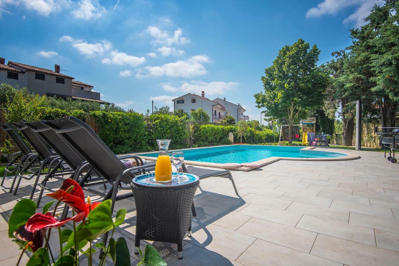 Villa Andrija Family Dream With Heated Pool At The Sea With Beautiful Garden, Outside Cinema And Kids Playground Fažana Buitenkant foto